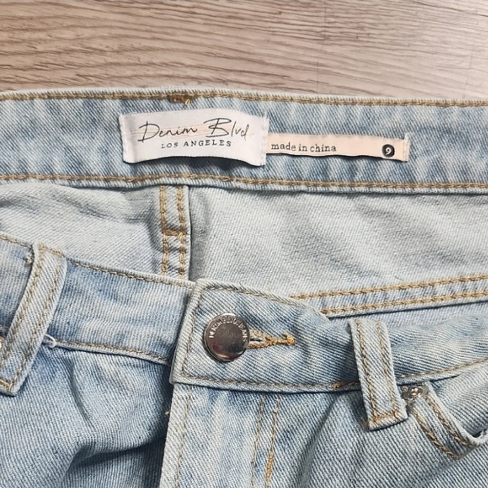 Light Wash Distressed Ripped Denim Jeans - Picture 5 of 10